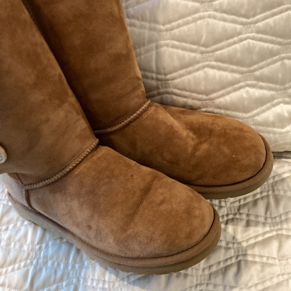 UGGs- three button Bailey chestnut color - Picture 9 of 12
